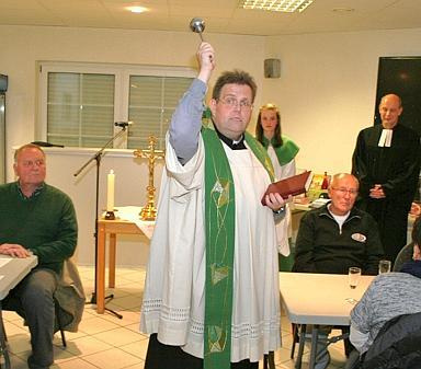 Barßels Pfarrer Ludger Becker (Mitte) weihte das Clubhaus des STV Barßel im Beisein der Gäste ein. Bild: Hans Passmann