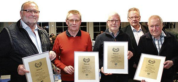 Feierstunde beim STV Barßel: Mit einer Urkunde geehrt wurden durch den Vorsitzenden Uwe Gettkandt (2.von rechts) die Mitglieder (von links) Heiner Elsen, Clemens Büscherhoff, Johannes Budde und Josef Baumann. Bild: Hans Passmann