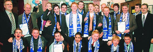 Großer Jubel bei der blau-weißen Nacht: Die A-Jugendfussballmanschaft ist Mannschaft des Jahres beim STV Barßel.  Bild: Hans Passmann