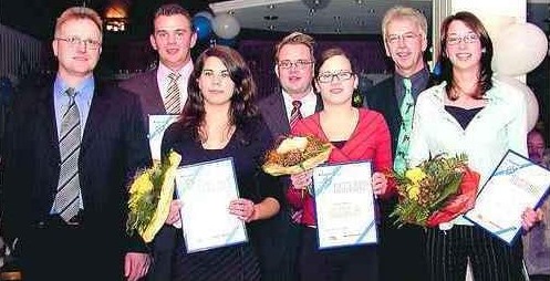 Die Ehrung der Sportler des Jahres standen im Mittelpunkt des Sportlerballes(von links): Egbert Gröneweg, Christopher Meisterfeld, Anna Herzog, Mario Bergmann, Katharina Herzog, Alfred und Mareike Maaß.  Bild: Hans Passmann