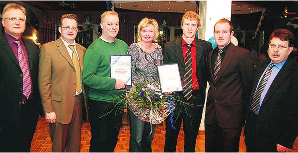 Die Wahl zum Sportler des Jahres stand im Mittelpunkt des Sportlerballes (von links): Egbert Gröneweg, Mario Bergmann, Frank und Mona Hellmers, Martin Kreklau, Florian Höhl und Heinz Bergmann.  Bild: Hans Passmann