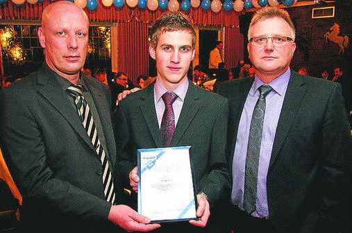 Als „Sportler des Jahres“ ehrten Torsten Punke (links) und Fußballobmann Egbert Gröneweg (rechts) den Spieler Maik Freye.  Bild: Hans Passmann