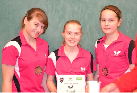 Die Mädchen Tischtennis-Mannschaft des STV Barßel. Kreispokalsieger 2012/2013. Mit Siegerplakette und Urkunde von links nach rechts: Anna Siekmann, Anne-Sophie Lütjes und Henrike Schmiemann.