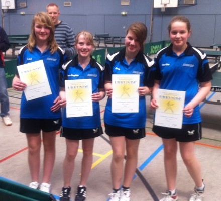 Hervorragender 2. Platz für die Tischtennis-Mädchen des STV Barßel v. l. Lisa Hillebrand, Anne-Sophie Lütjes, Anna Siekmann und Henrieke Schmiemann beim Bezirkspokal-Finale 2013 in Hude.