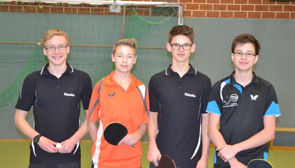 Matthias Drees, Nick Deeken, Rouven Altrogge und Erwin Winter. Die 1. Tischtennis Jungenmannschaft des STV Barßel in der Saison 2013/2014.