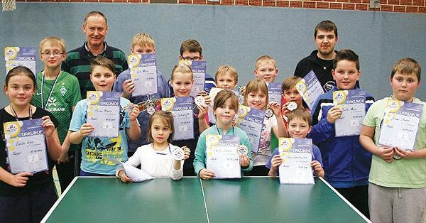 Die erfolgreichen Mädchen und Jungen der Minimeisterschaften der Tischtennis-Abteilung. :: Quelle: www.nwzonline.de - Bild: Hans Passmann