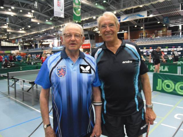 Dr. Hanskarl Emmerich und Ernst Weyland vor Beginn der Viertelfinalbegegnung bei der 34. Deutsche Senioren Meisterschaften im Tischtennis.
