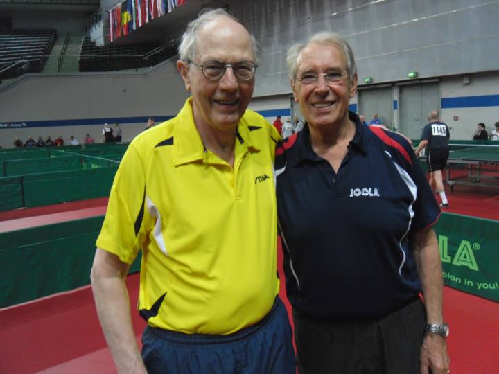 Uno Hedin aus Schweden und Ernst Weyland vor ihrem Spiel bei der TT Senioren Europameisterschaften 2013 in Bremen.