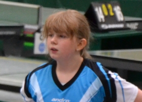 Annika Dreier beim Bezirksentscheid Tischtennis Mini-Meisterschaften 2013
