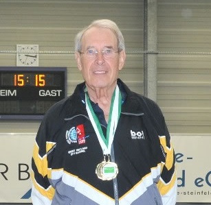 Ernst Weyland vom STV Barßel, Niedersächsischer Tischtennis-Landesmeister 2013 in der Altergruppe Ü80 in der Einzel- und in der Doppelkonkurrenz.