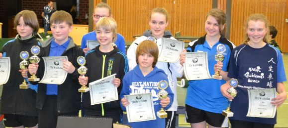 Die Besten bei den Schülerinnen A - (von rechts) - Klara Bruns, 1. Platz - Anna Siekmann, 2. Platz - Jennifer Kuntze,  3. Platz und im Hintergrund(ein wenig verdeckt von den Erstplatzierten Schüler C) die ebenfalls drittplatzierte Mareike Schneider.