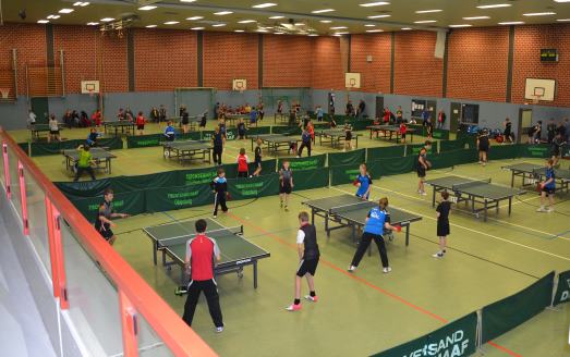 In der Großraumsporthalle an der Westmarkstraße in Barßel spielten an 21 Tische fast 250 Teilnehmerinnen und Teilnehmer um die beste Platzierung.