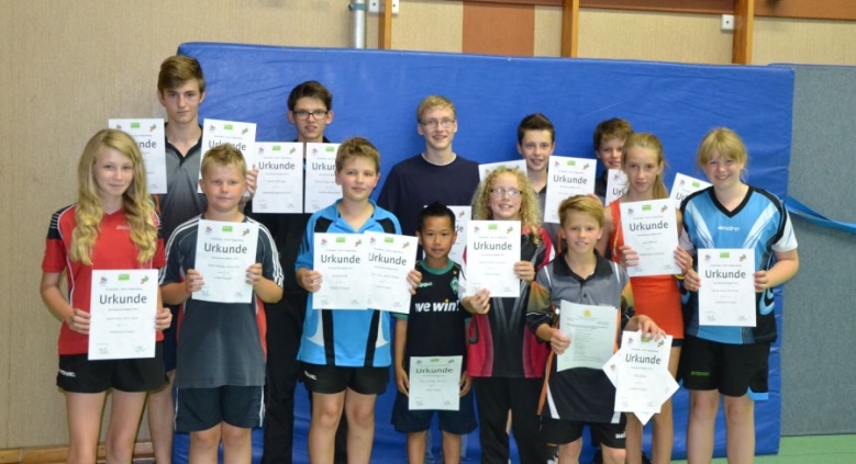 Die am Samstag Abend vom Ausrichter TTV Garrel-Beverbruch der Tischtennis Kreisindividualmeisterschaften 2013 Kreisverband Cloppenburg geehrten Nachwuchsspieler Wettbewerb weibliche und männliche Jugend, Schülerinnen und Schüler B des STV Barßel. - Von links nach rechts: Judith Dreier, Christian Harders, Bennett Raming, Rouven Altrogge, Justus Stolle, Ngoc-Son Raming, Mattias Drees, Hannes Hinrichs, Kevin Rojk, Thilo Harms, Finn Busse, Iara Strohschnieder-Pereira und Annika Dreier.