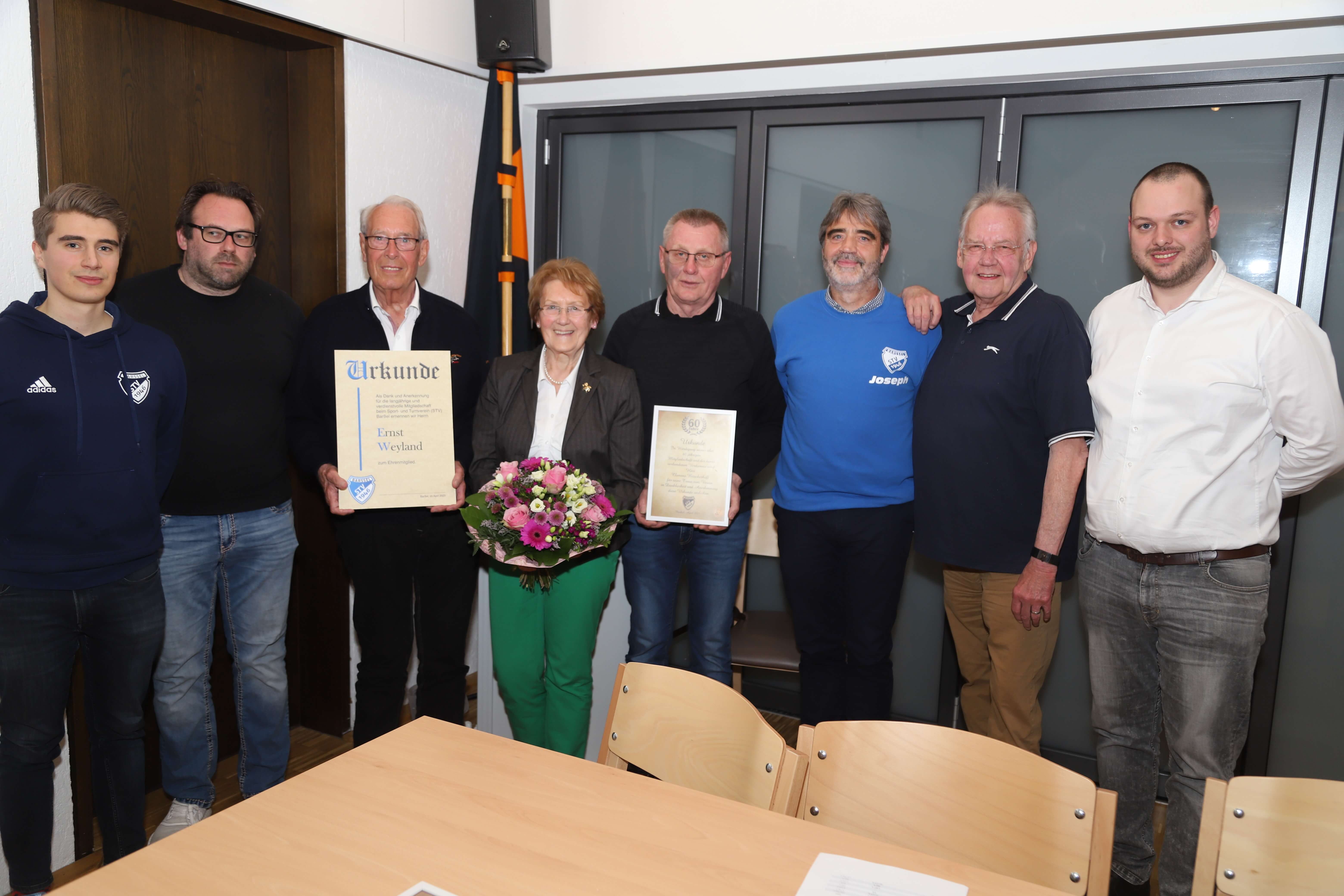Der neue STV Barßel-Vorstand mit den geehrten Vereinsmitgliedern.